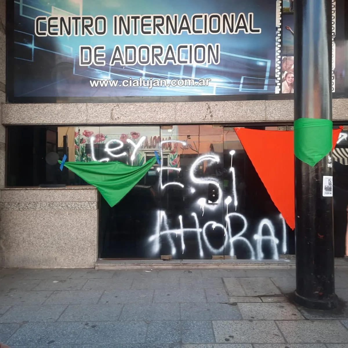 En el Día Internacional de la Mujer, un grupo violento de feministas vandalizó una iglesia evangélica en Luján.